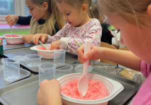 Suchy lód w Innowacyjnej Przygodzie Edukacyjnej z KidsLab w grupie III