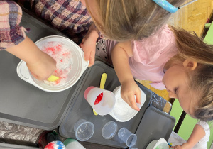 Suchy lód w Innowacyjnej Przygodzie Edukacyjnej z KidsLab w grupie III