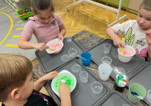 Suchy lód w Innowacyjnej Przygodzie Edukacyjnej z KidsLab w grupie III