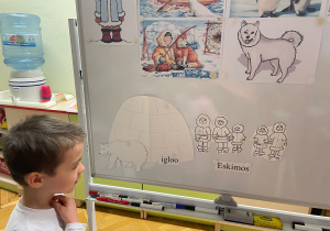 Suchy lód w Innowacyjnej Przygodzie Edukacyjnej z KidsLab w grupie III