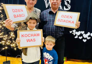 „Kochamy Was całym sercem”- Dzień Babci i Dziadka w grupie VI