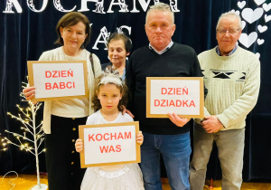 „Kochamy Was całym sercem”- Dzień Babci i Dziadka w grupie VI