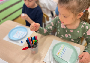 Wiosenne eksperymenty w grupie III – Kolorowa Zabawa!