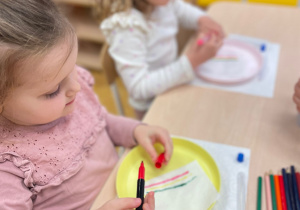 Wiosenne eksperymenty w grupie III – Kolorowa Zabawa!