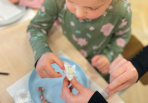 Wiosenne eksperymenty w grupie III – Kolorowa Zabawa!