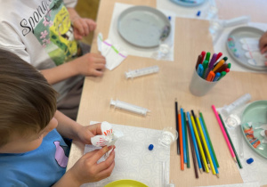 Wiosenne eksperymenty w grupie III – Kolorowa Zabawa!
