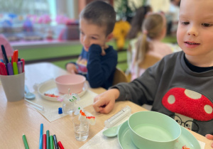 Wiosenne eksperymenty w grupie III – Kolorowa Zabawa!