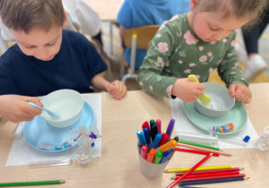 Wiosenne eksperymenty w grupie III – Kolorowa Zabawa!