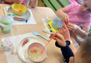 Wiosenne eksperymenty w grupie III – Kolorowa Zabawa!