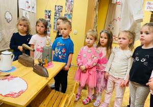 Święta Narodowe i wizyta w przedszkolnym Muzeum- gr.XI
