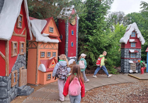 Wycieczka z okazji Dnia Dziecka do Parku Kreatywnej Zabawy "Deli Park" w Trzebawiu - grupa IX
