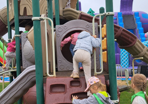 Wycieczka z okazji Dnia Dziecka do Parku Kreatywnej Zabawy "Deli Park" w Trzebawiu - grupa IX