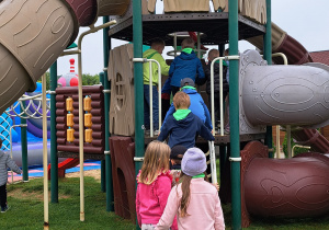 Wycieczka z okazji Dnia Dziecka do Parku Kreatywnej Zabawy "Deli Park" w Trzebawiu - grupa IX