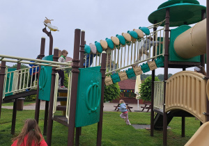 Wycieczka z okazji Dnia Dziecka do Parku Kreatywnej Zabawy "Deli Park" w Trzebawiu - grupa IX
