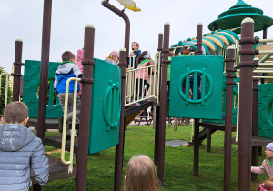 Wycieczka z okazji Dnia Dziecka do Parku Kreatywnej Zabawy "Deli Park" w Trzebawiu - grupa IX