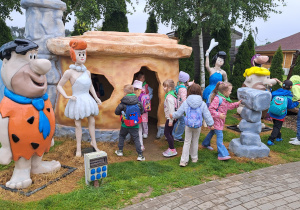 Wycieczka z okazji Dnia Dziecka do Parku Kreatywnej Zabawy "Deli Park" w Trzebawiu - grupa IX