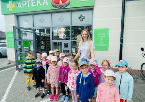 Poznajemy zawód farmaceuty - wycieczka do apteki w gr. XI
