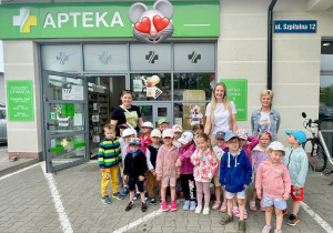 Poznajemy zawód farmaceuty - wycieczka do apteki w gr. XI