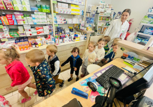 Poznajemy zawód farmaceuty - wycieczka do apteki w gr. XI