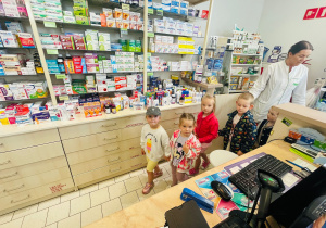 Poznajemy zawód farmaceuty - wycieczka do apteki w gr. XI
