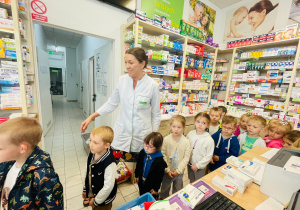 Poznajemy zawód farmaceuty - wycieczka do apteki w gr. XI