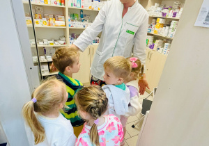 Poznajemy zawód farmaceuty - wycieczka do apteki w gr. XI