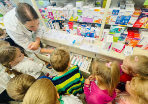 Poznajemy zawód farmaceuty - wycieczka do apteki w gr. XI