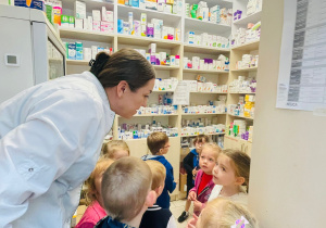 Poznajemy zawód farmaceuty - wycieczka do apteki w gr. XI