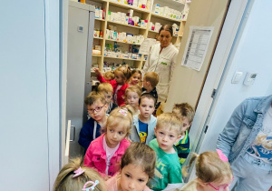 Poznajemy zawód farmaceuty - wycieczka do apteki w gr. XI