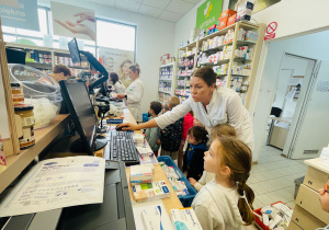 Poznajemy zawód farmaceuty - wycieczka do apteki w gr. XI
