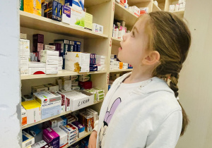 Poznajemy zawód farmaceuty - wycieczka do apteki w gr. XI