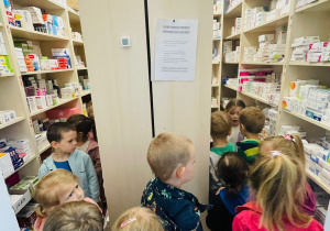 Poznajemy zawód farmaceuty - wycieczka do apteki w gr. XI