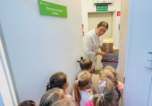 Poznajemy zawód farmaceuty - wycieczka do apteki w gr. XI