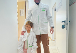 Poznajemy zawód farmaceuty - wycieczka do apteki w gr. XI