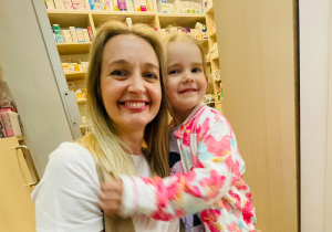 Poznajemy zawód farmaceuty - wycieczka do apteki w gr. XI