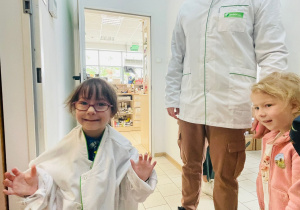 Poznajemy zawód farmaceuty - wycieczka do apteki w gr. XI