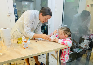 Poznajemy zawód farmaceuty - wycieczka do apteki w gr. XI