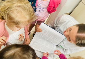 Poznajemy zawód farmaceuty - wycieczka do apteki w gr. XI