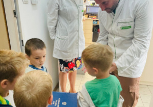 Poznajemy zawód farmaceuty - wycieczka do apteki w gr. XI