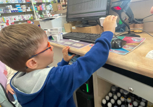 Poznajemy zawód farmaceuty - wycieczka do apteki w gr. XI