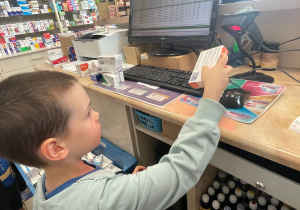Poznajemy zawód farmaceuty - wycieczka do apteki w gr. XI