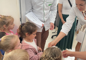 Poznajemy zawód farmaceuty - wycieczka do apteki w gr. XI