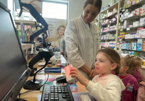 Poznajemy zawód farmaceuty - wycieczka do apteki w gr. XI