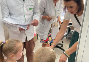 Poznajemy zawód farmaceuty - wycieczka do apteki w gr. XI