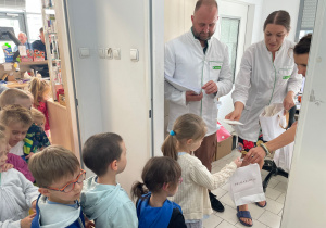 Poznajemy zawód farmaceuty - wycieczka do apteki w gr. XI