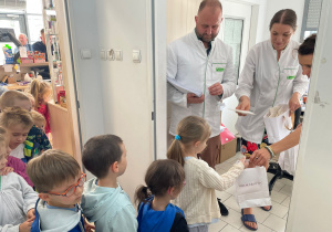 Poznajemy zawód farmaceuty - wycieczka do apteki w gr. XI
