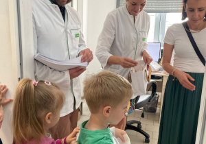 Poznajemy zawód farmaceuty - wycieczka do apteki w gr. XI