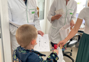 Poznajemy zawód farmaceuty - wycieczka do apteki w gr. XI
