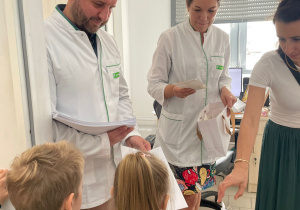 Poznajemy zawód farmaceuty - wycieczka do apteki w gr. XI