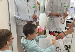 Poznajemy zawód farmaceuty - wycieczka do apteki w gr. XI